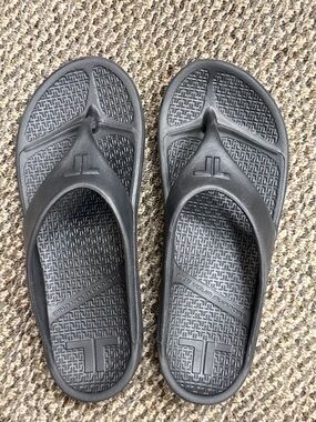 TELIC black flip flops size S recovery sandals comfort slides